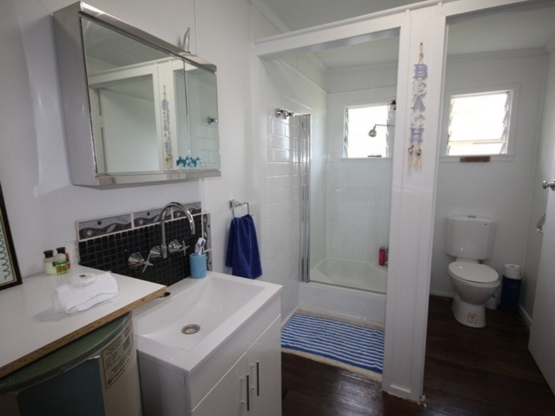8 Meadow Street, Keppel Sands QLD 4702