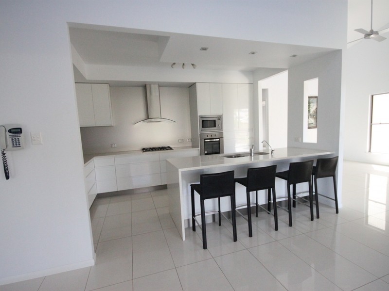 8 Blue Water Boulevard, Mulambin QLD 4703