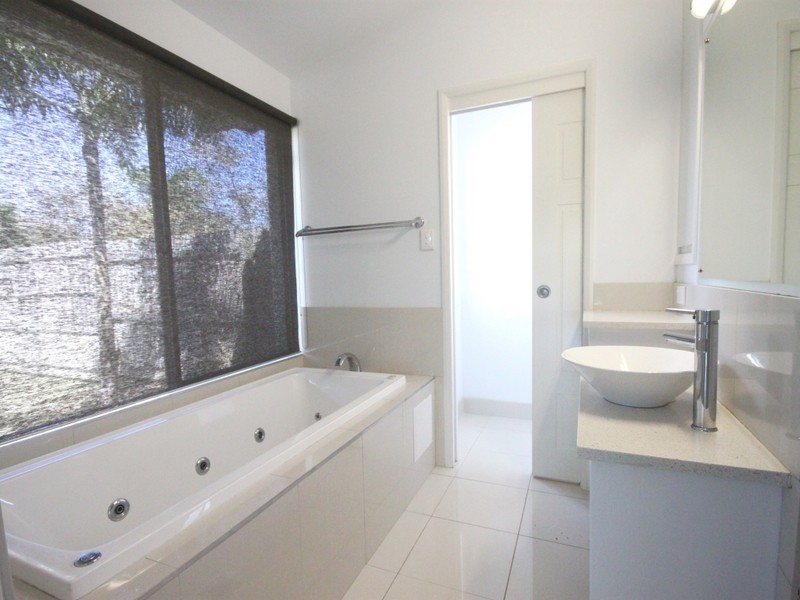 8 Blue Water Boulevard, Mulambin QLD 4703