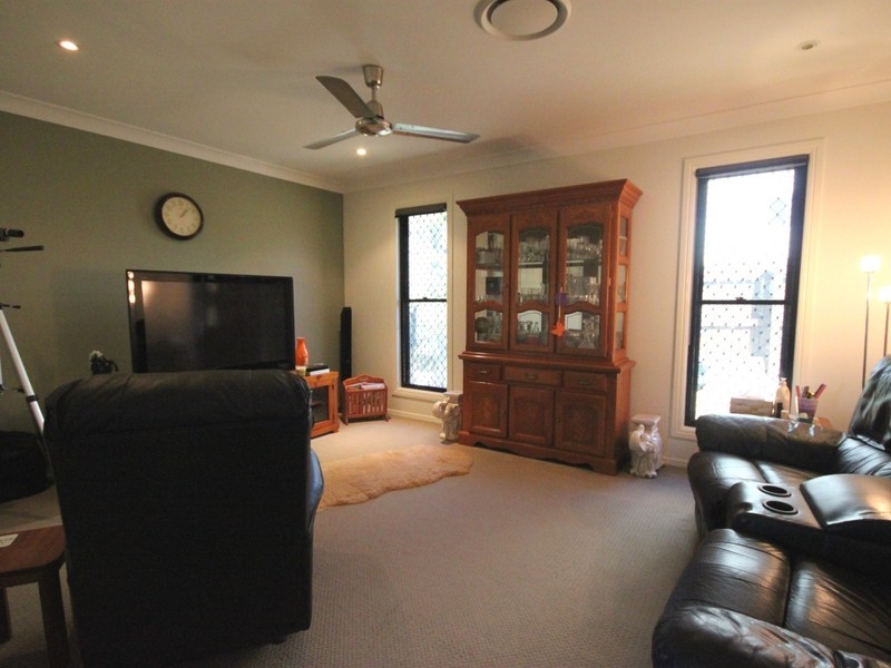 9 Cook Avenue, Pacific Heights QLD 4703