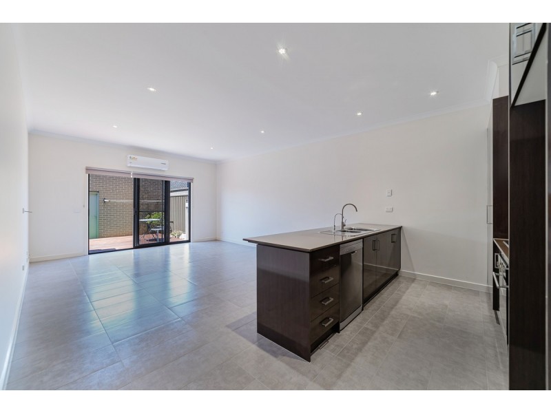 63 Clarendon Avenue, Craigieburn VIC 3064