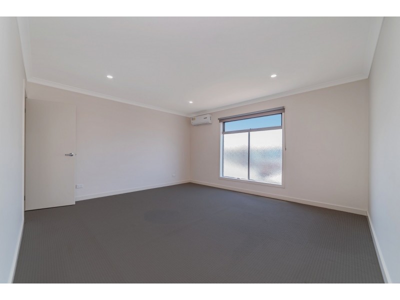 63 Clarendon Avenue, Craigieburn VIC 3064
