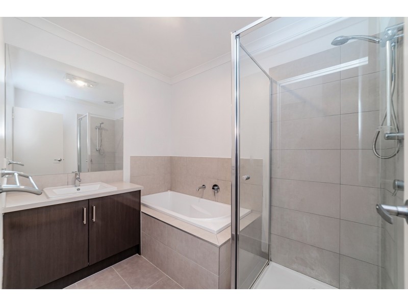 63 Clarendon Avenue, Craigieburn VIC 3064
