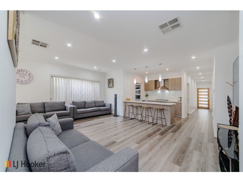 4 Dacite Way, Craigieburn VIC 3064