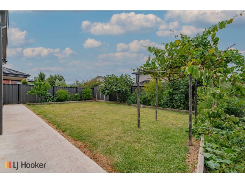 4 Dacite Way, Craigieburn VIC 3064