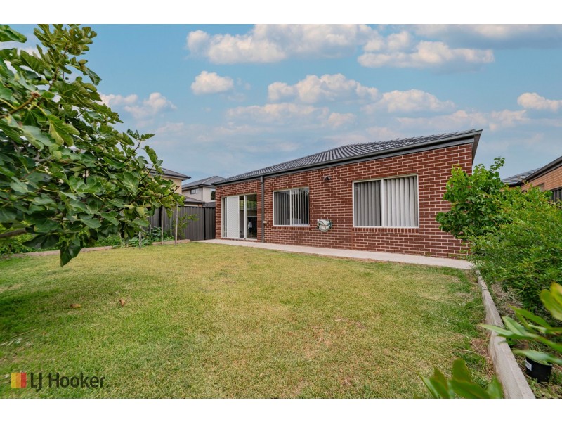 4 Dacite Way, Craigieburn VIC 3064