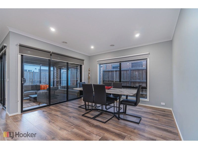 16 Dahlia Crescent, Mickleham VIC 3064