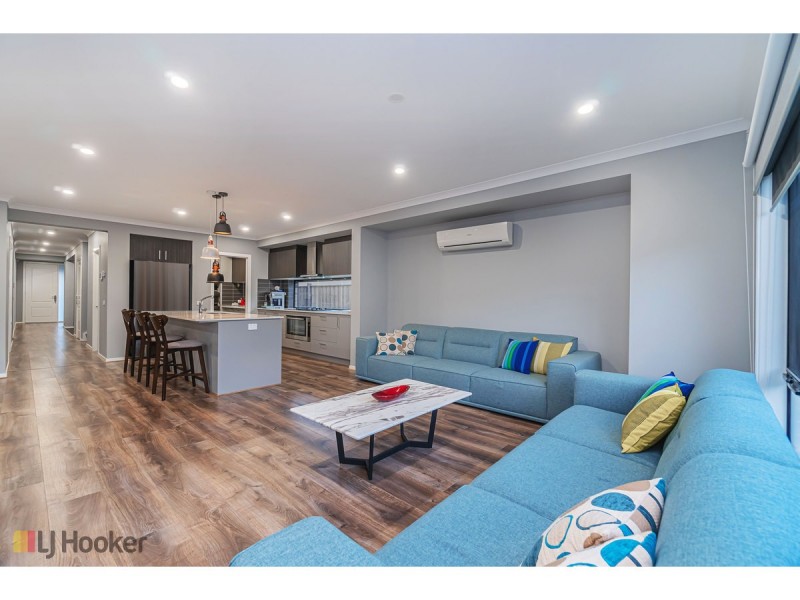16 Dahlia Crescent, Mickleham VIC 3064