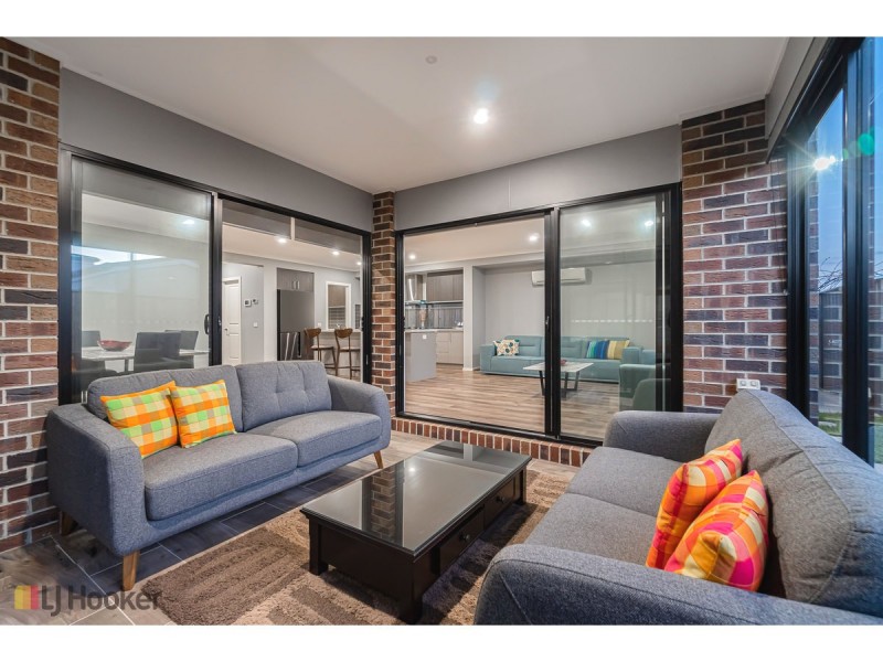 16 Dahlia Crescent, Mickleham VIC 3064