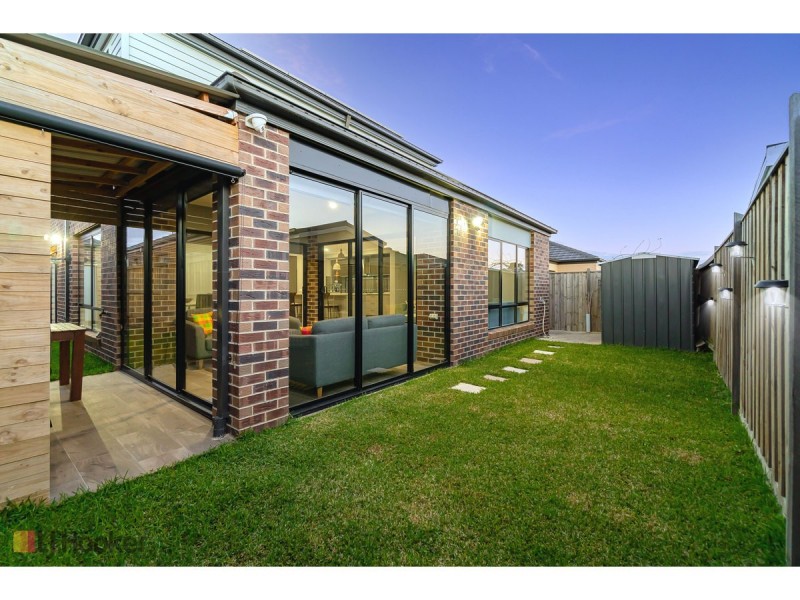 16 Dahlia Crescent, Mickleham VIC 3064