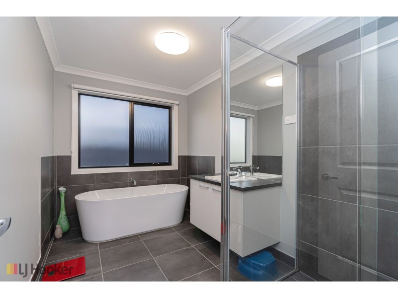 16 Dahlia Crescent, Mickleham VIC 3064