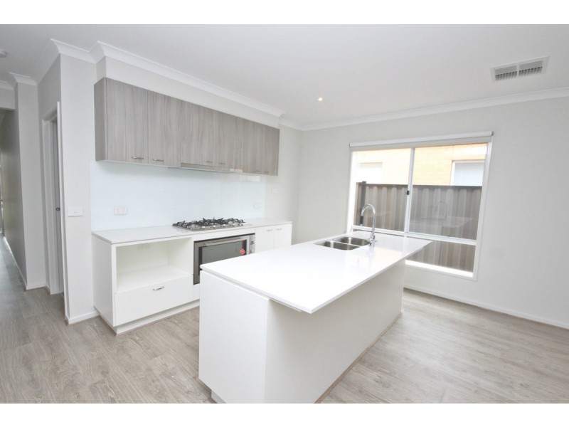 33 Peninsula Crescent, Craigieburn VIC 3064