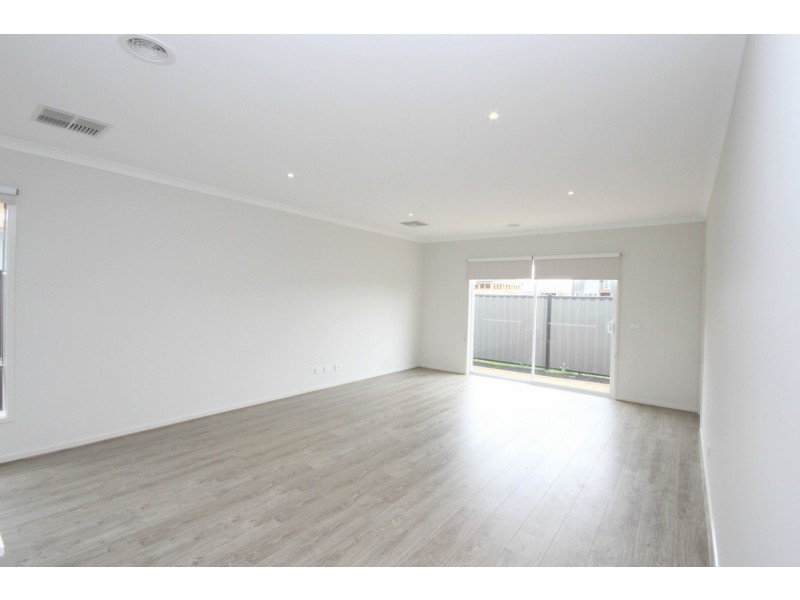 33 Peninsula Crescent, Craigieburn VIC 3064