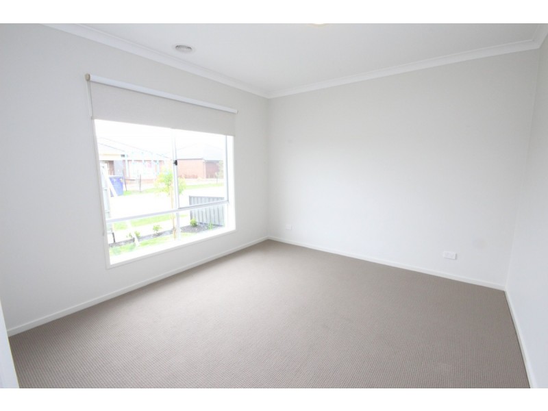33 Peninsula Crescent, Craigieburn VIC 3064