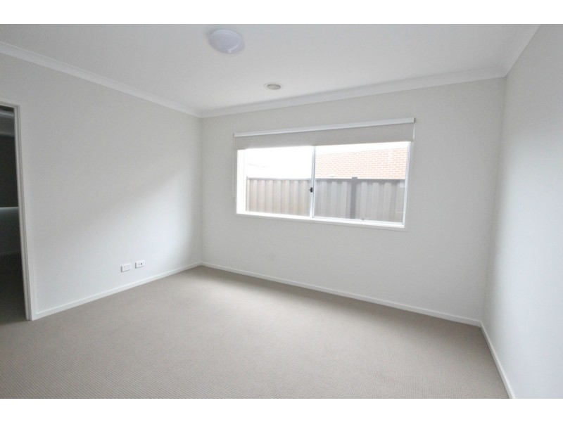 33 Peninsula Crescent, Craigieburn VIC 3064