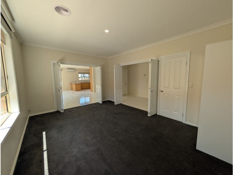 42 Woodlea Crescent, Craigieburn VIC 3064