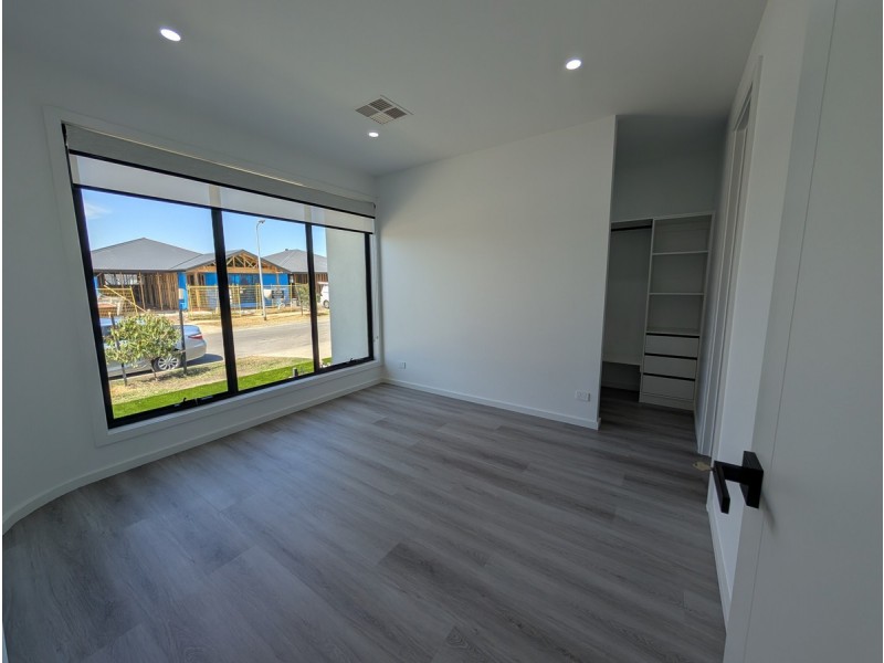 11 Kooyongkoot Drive, Mickleham VIC 3064