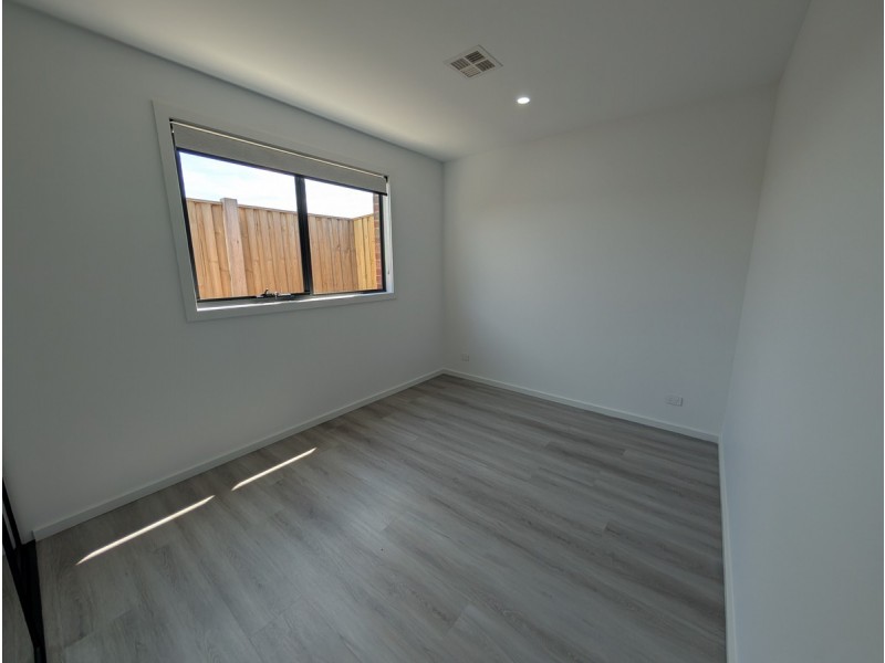 11 Kooyongkoot Drive, Mickleham VIC 3064