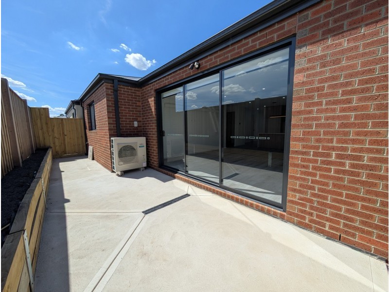 11 Kooyongkoot Drive, Mickleham VIC 3064