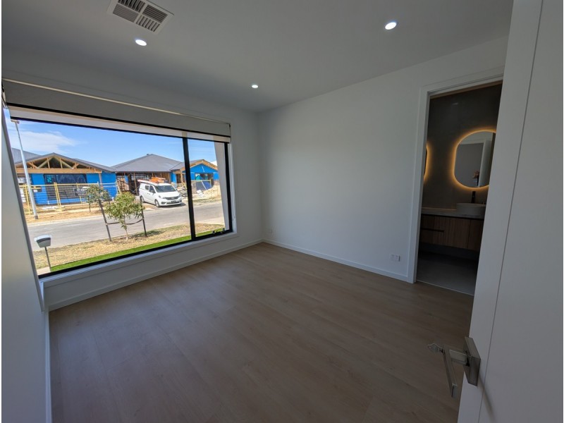 9 Kooyongkoot Drive, Mickleham VIC 3064