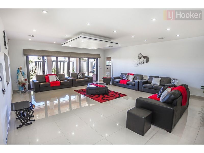 108 Biltmore Crescent, Roxburgh Park VIC 3064