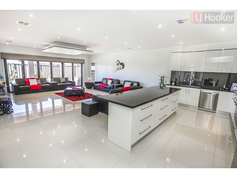 108 Biltmore Crescent, Roxburgh Park VIC 3064