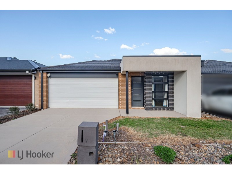 7 Celeste Street, Mickleham VIC 3064