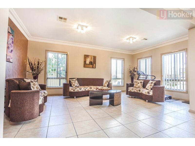 2 Colchester Cct, Roxburgh Park VIC 3064