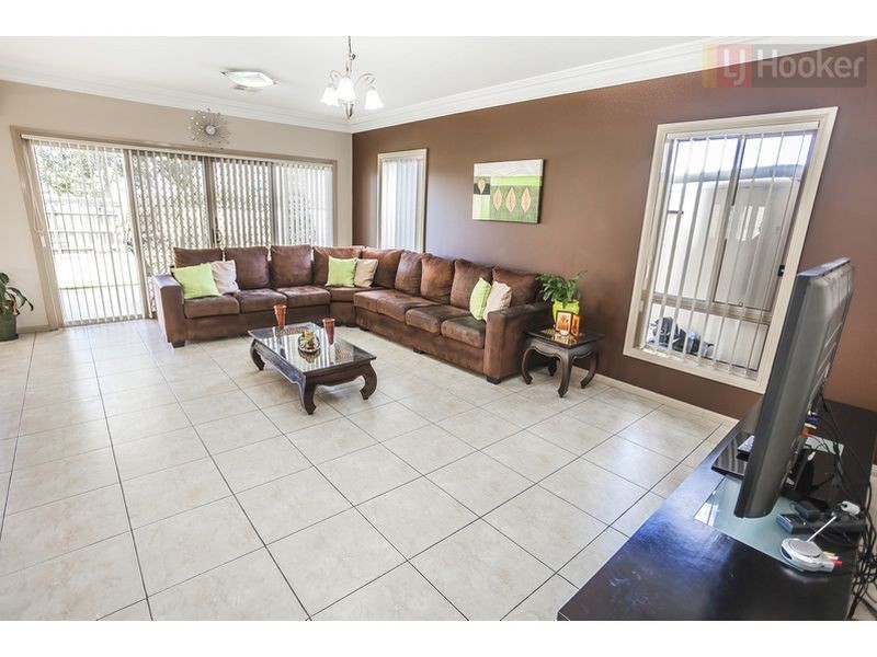 2 Colchester Cct, Roxburgh Park VIC 3064