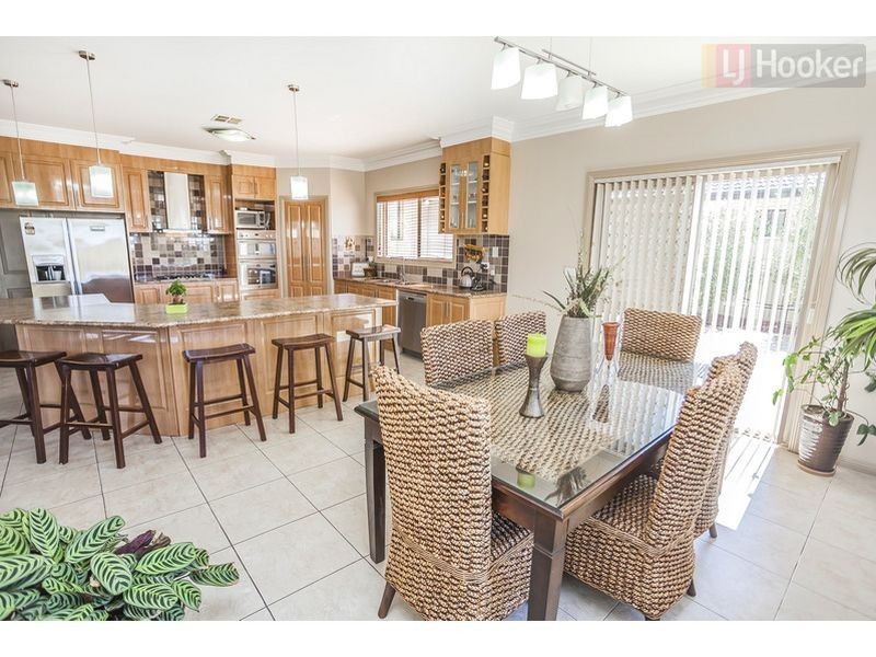 2 Colchester Cct, Roxburgh Park VIC 3064