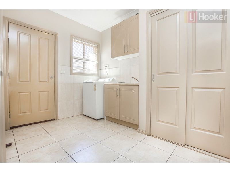 2 Colchester Cct, Roxburgh Park VIC 3064