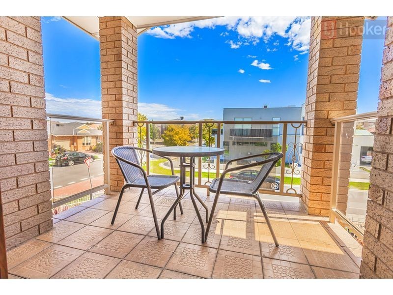 2 Colchester Cct, Roxburgh Park VIC 3064