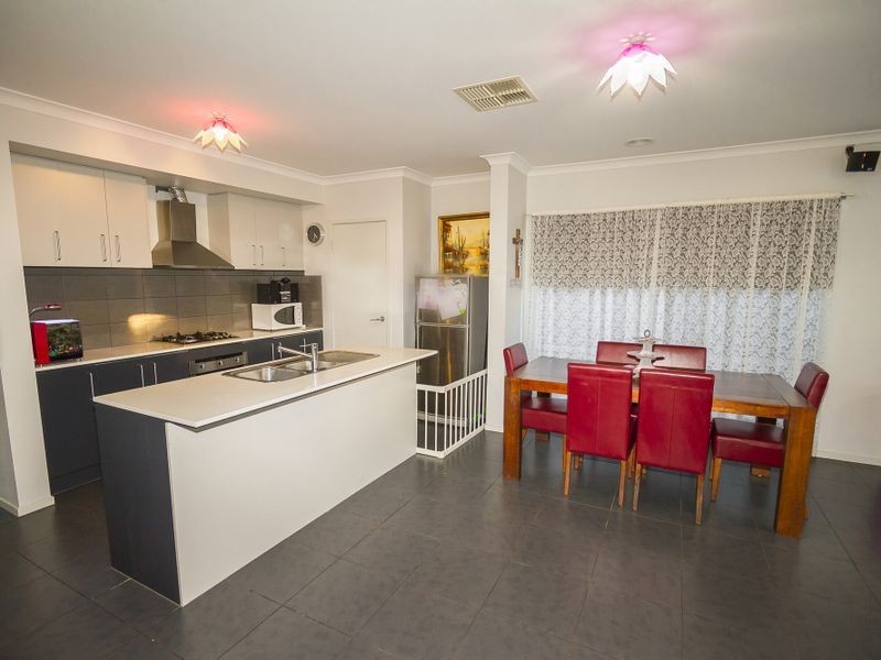 23 Fairhaven Blvd, Craigieburn VIC 3064