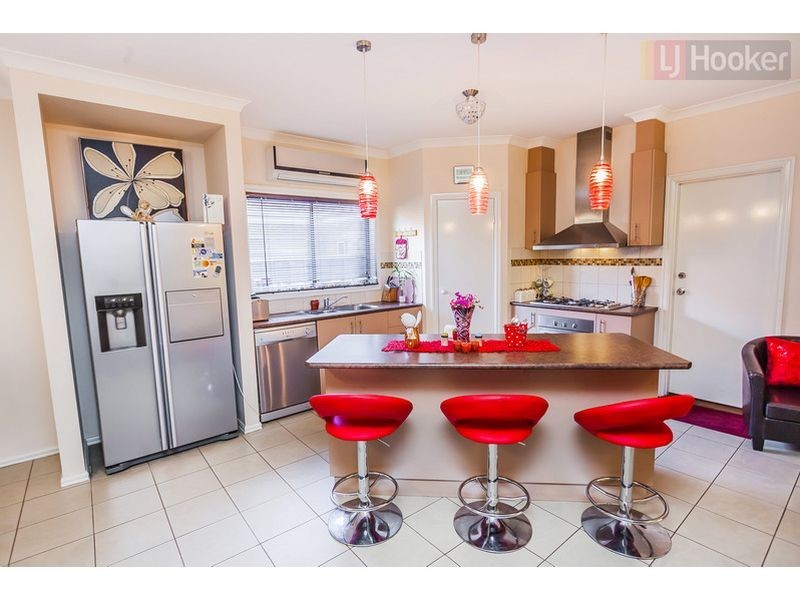 8 Tallarook St, Craigieburn VIC 3064