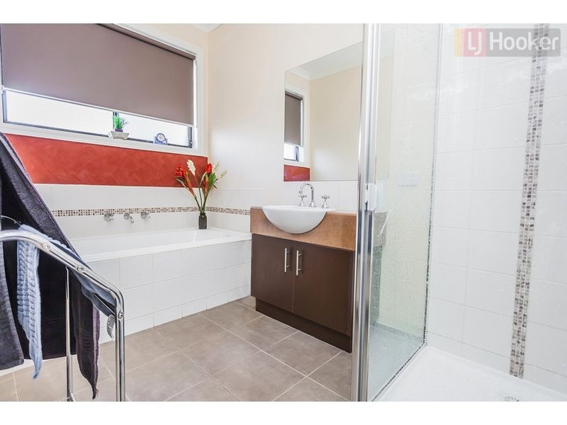 8 Tallarook St, Craigieburn VIC 3064