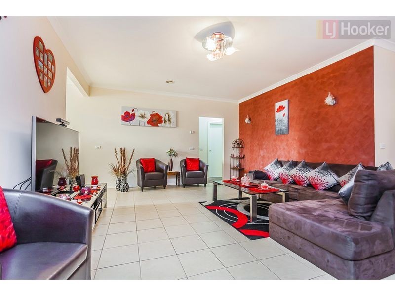 8 Tallarook St, Craigieburn VIC 3064