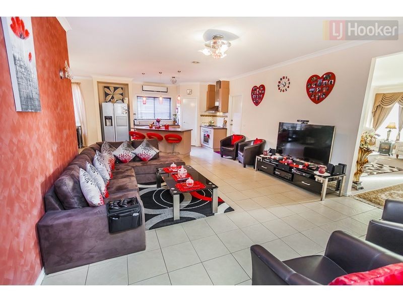 8 Tallarook St, Craigieburn VIC 3064