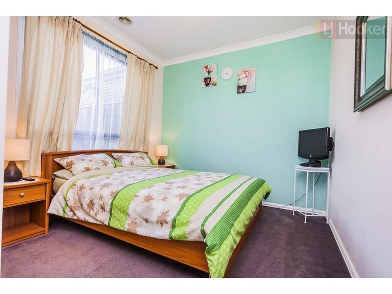8 Tallarook St, Craigieburn VIC 3064