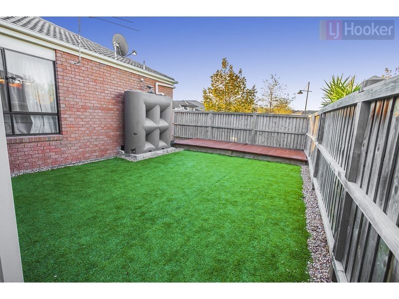 8 Tallarook St, Craigieburn VIC 3064