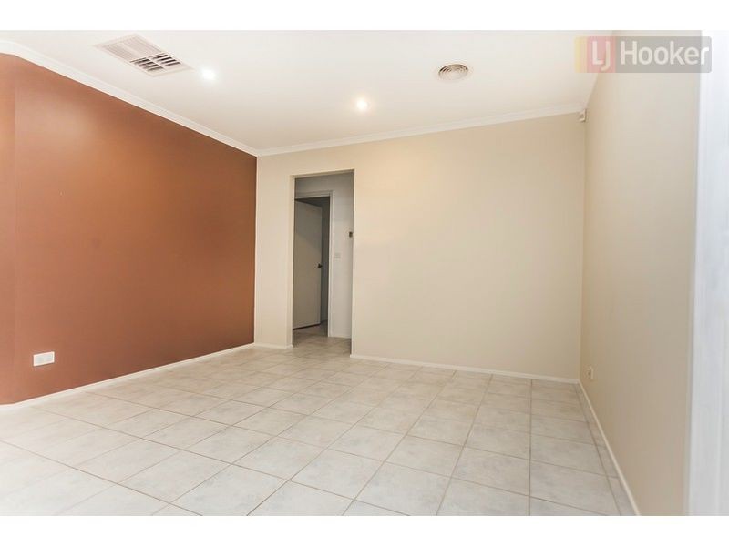 6 Conroy Place, Roxburgh Park VIC 3064
