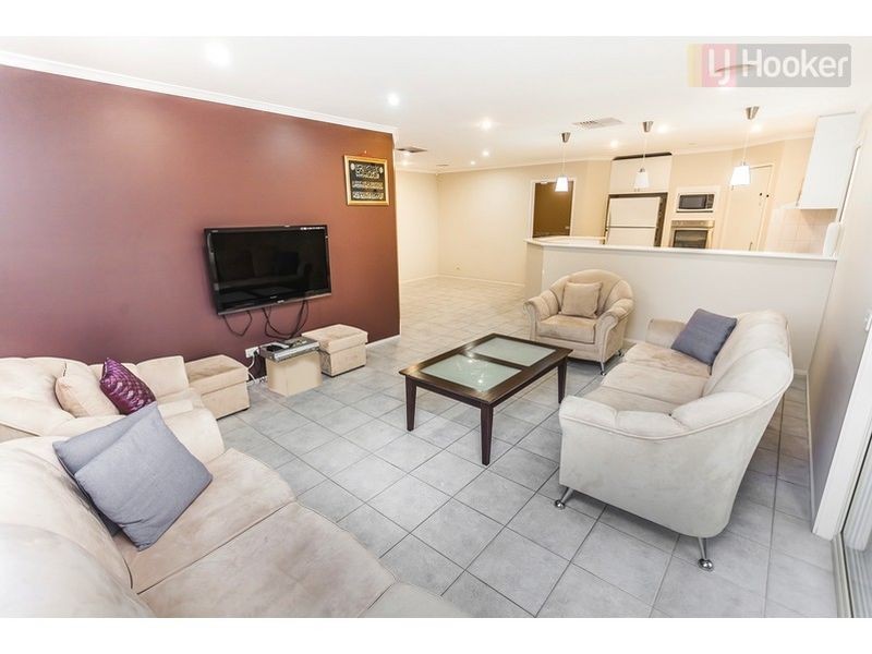 6 Conroy Place, Roxburgh Park VIC 3064