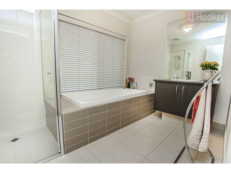 20 Biltmore Crescent, Roxburgh Park VIC 3064