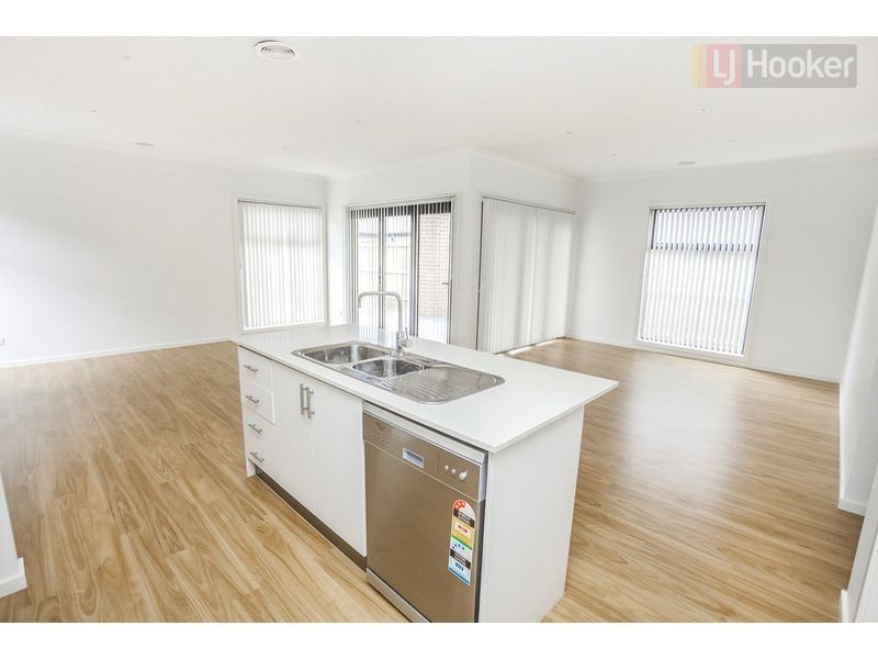 27 Daybreak Vista, Mickleham VIC 3064