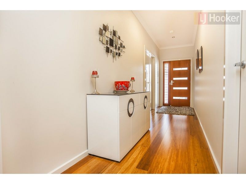 8 Versant Drive, Craigieburn VIC 3064