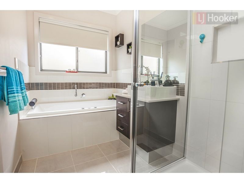 8 Versant Drive, Craigieburn VIC 3064