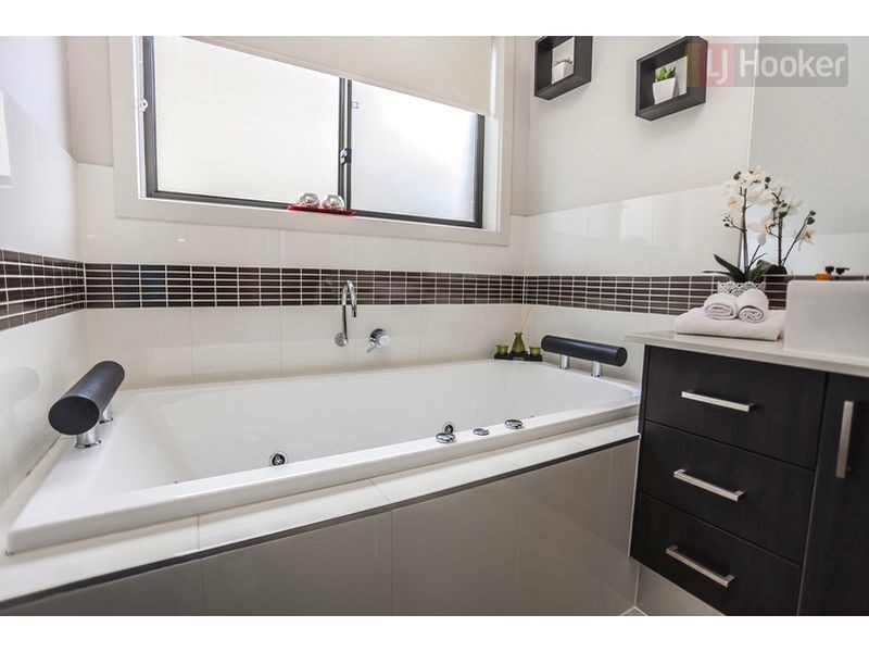 8 Versant Drive, Craigieburn VIC 3064