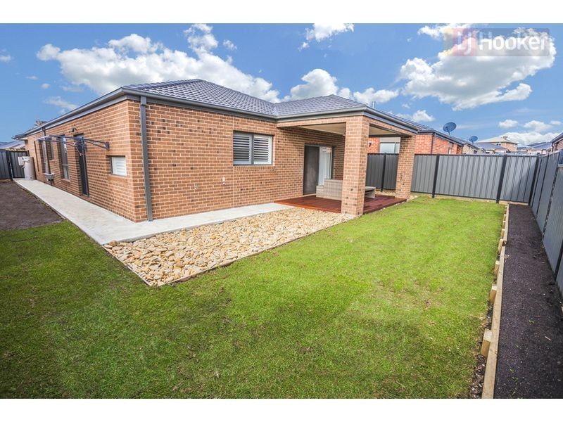 8 Versant Drive, Craigieburn VIC 3064