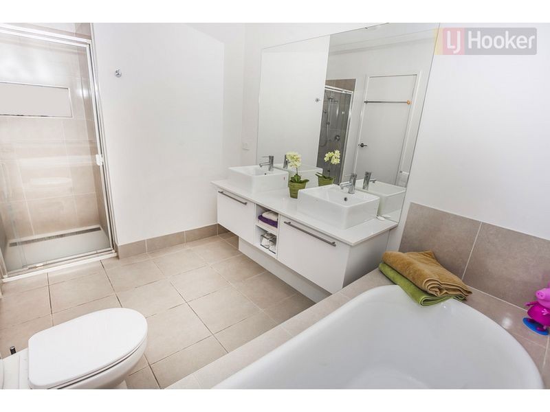 95 Biltmore Crescent, Roxburgh Park VIC 3064