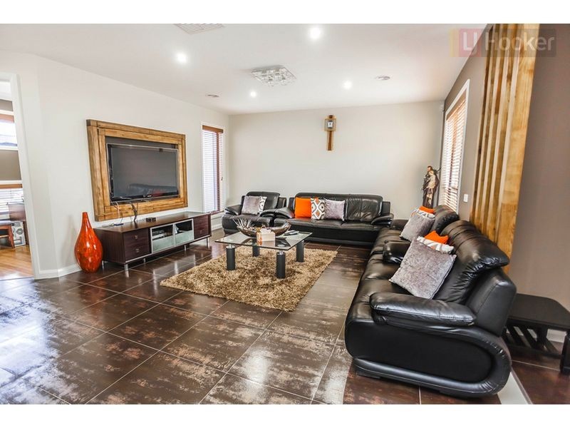 28 Bluebird Way, Roxburgh Park VIC 3064