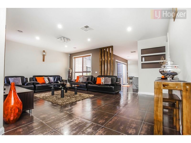 28 Bluebird Way, Roxburgh Park VIC 3064